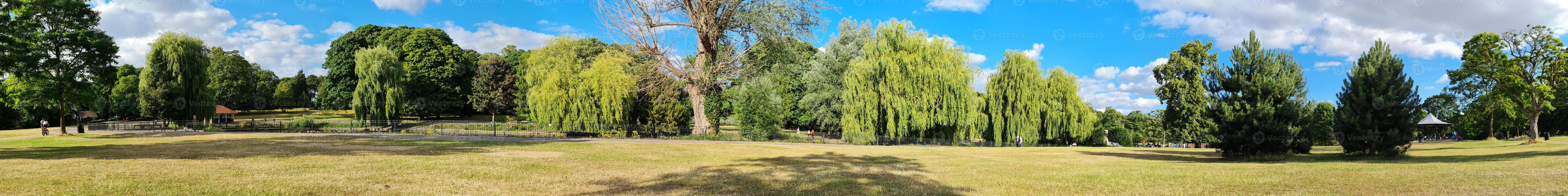 hermoso parque público local en la ciudad de luton de Inglaterra foto