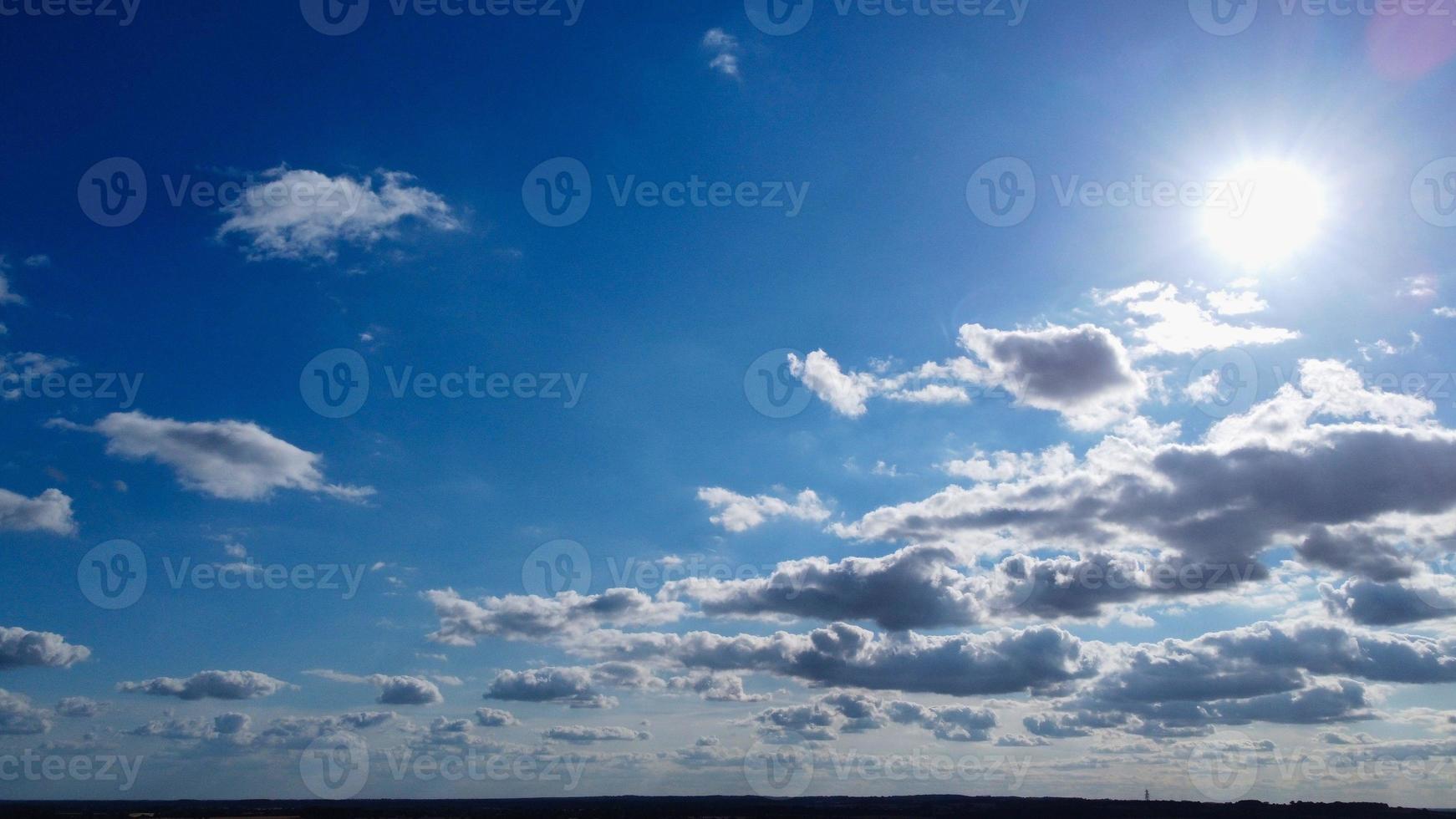 cielo azul claro y pocas nubes sobre Inglaterra en un caluroso día de verano foto