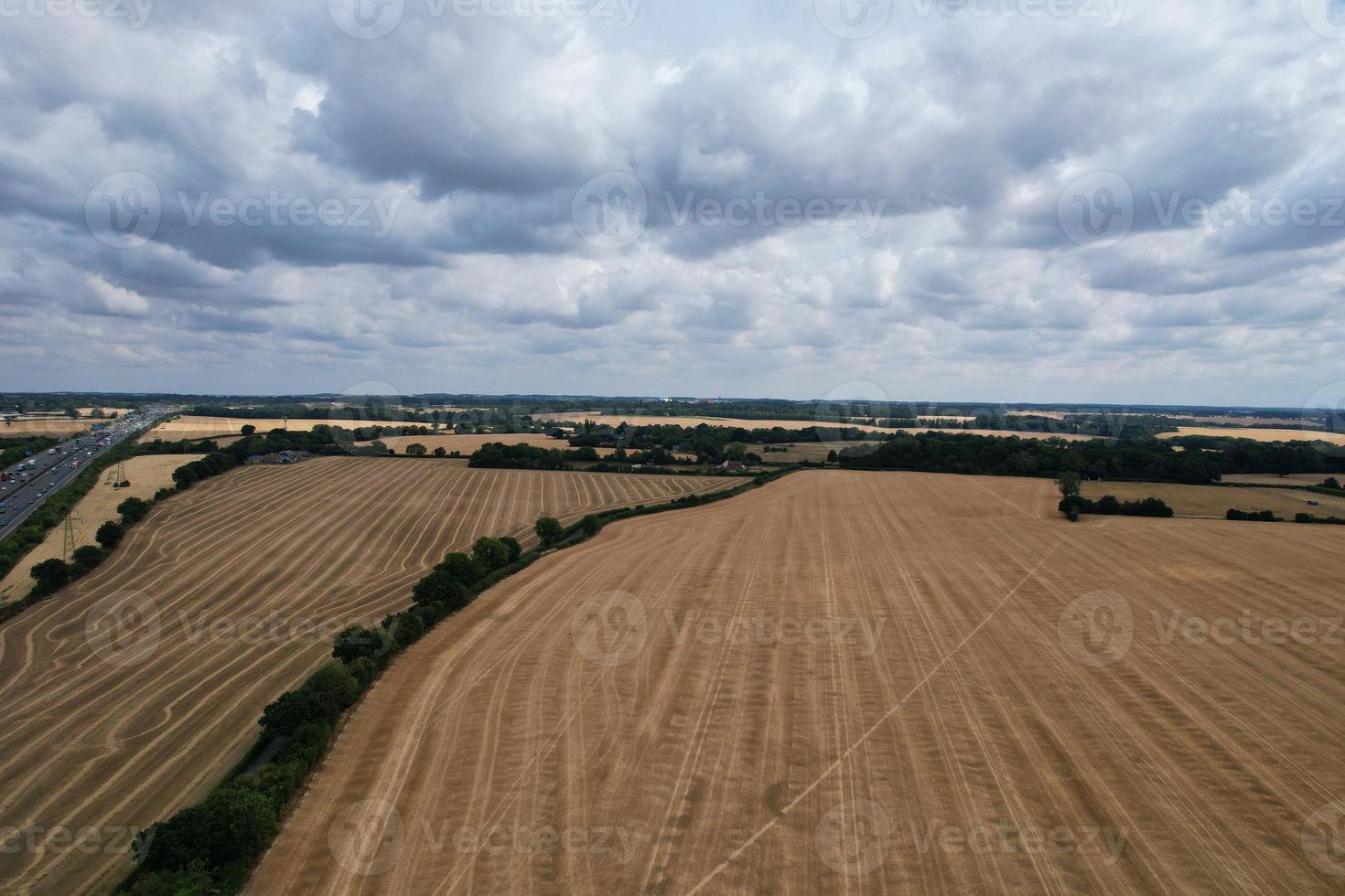 hermosa vista de ángulo alto del pueblo británico y el campo de inglaterra reino unido foto