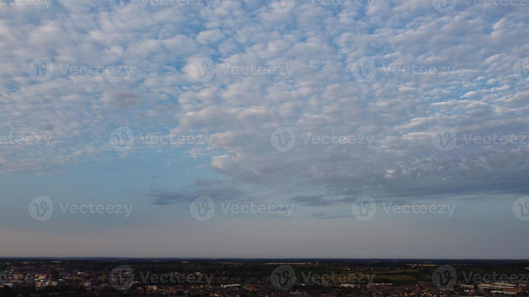 el hermoso amanecer y las nubes coloridas, la vista aérea y la vista de ángulo alto tomadas por drones en Inglaterra, Reino Unido foto