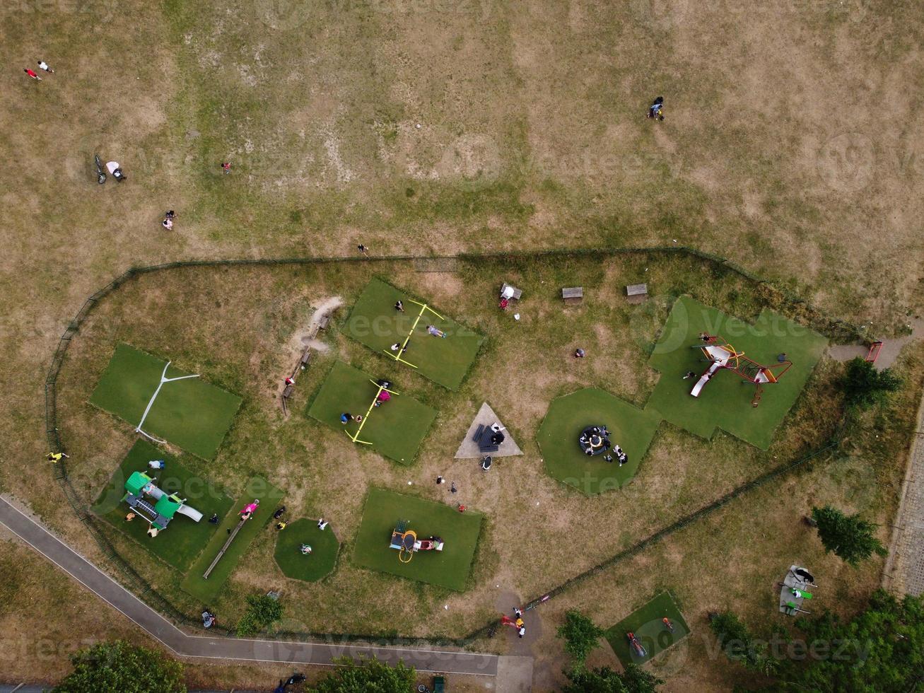 vista aérea y material de archivo en ángulo alto del parque infantil en la ciudad de luton, inglaterra, reino unido foto