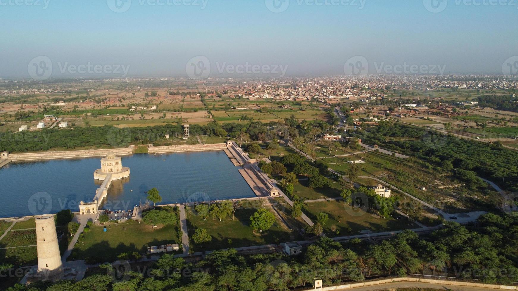 vista aérea de alto ángulo de mogoles históricos hiran minar y pueblo de sheikhupura pakistán foto