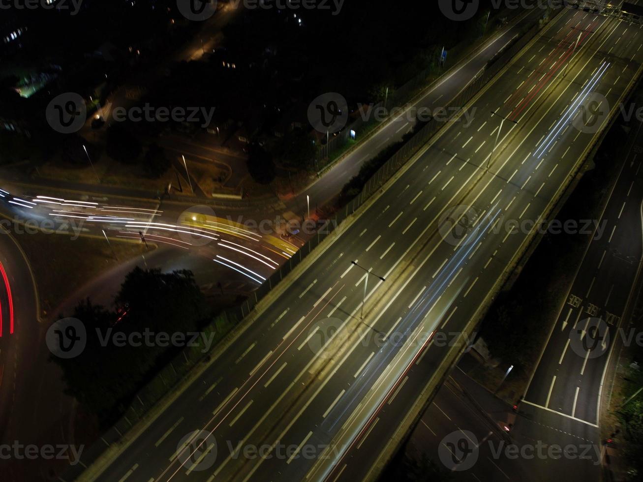 hermosa vista aérea de alto ángulo de las autopistas británicas y el tráfico en la ciudad de luton de inglaterra reino unido en la noche después del atardecer foto