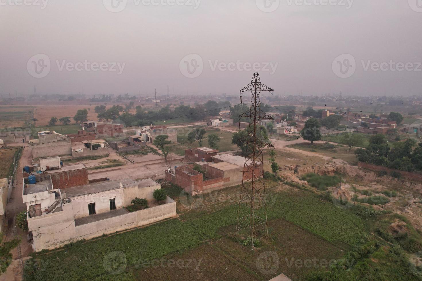 vista aérea de kala shah kaku pueblo de punjab pakistán foto