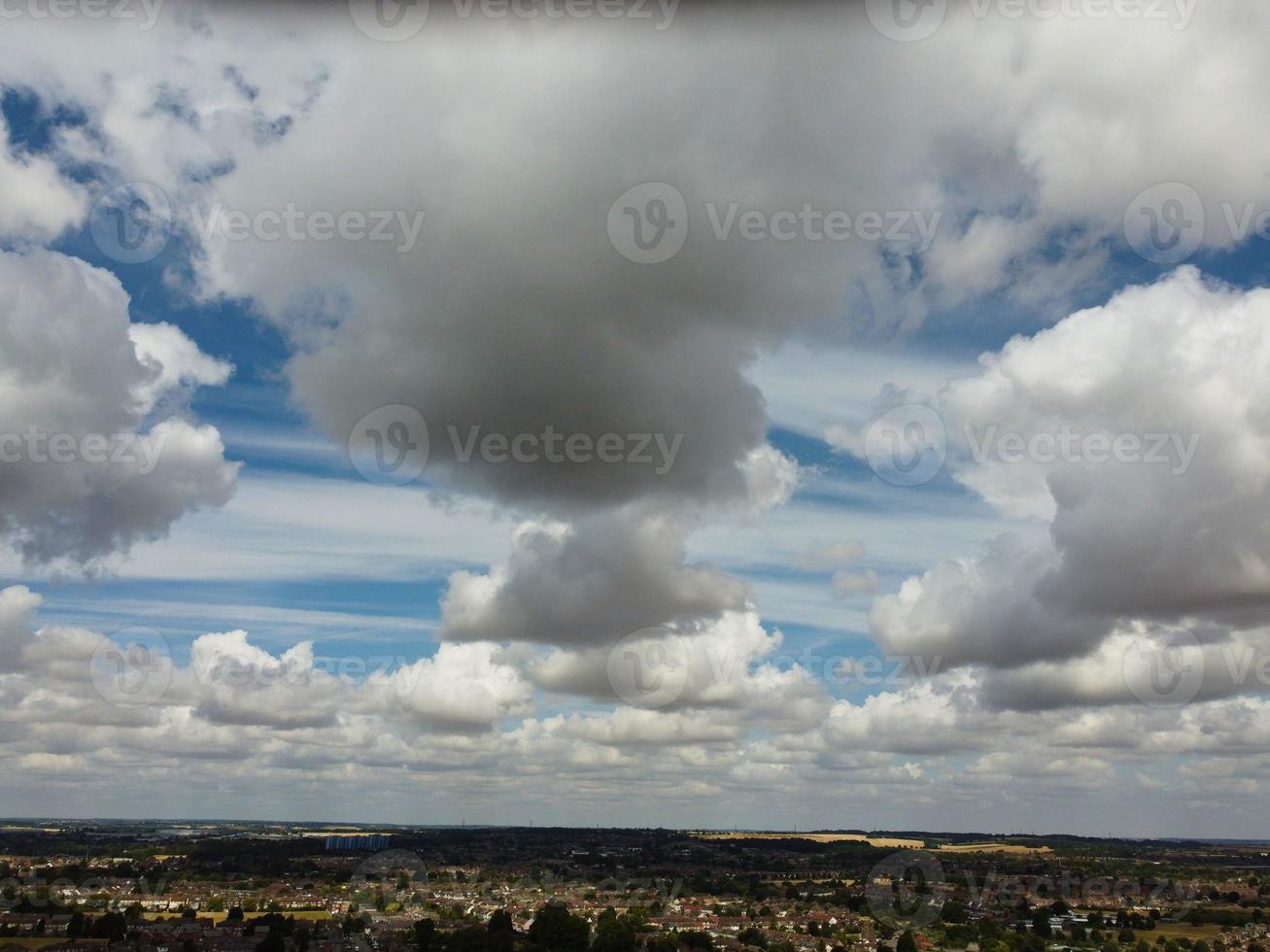 el cielo más hermoso con nubes gruesas sobre la ciudad británica en un día caluroso y soleado foto