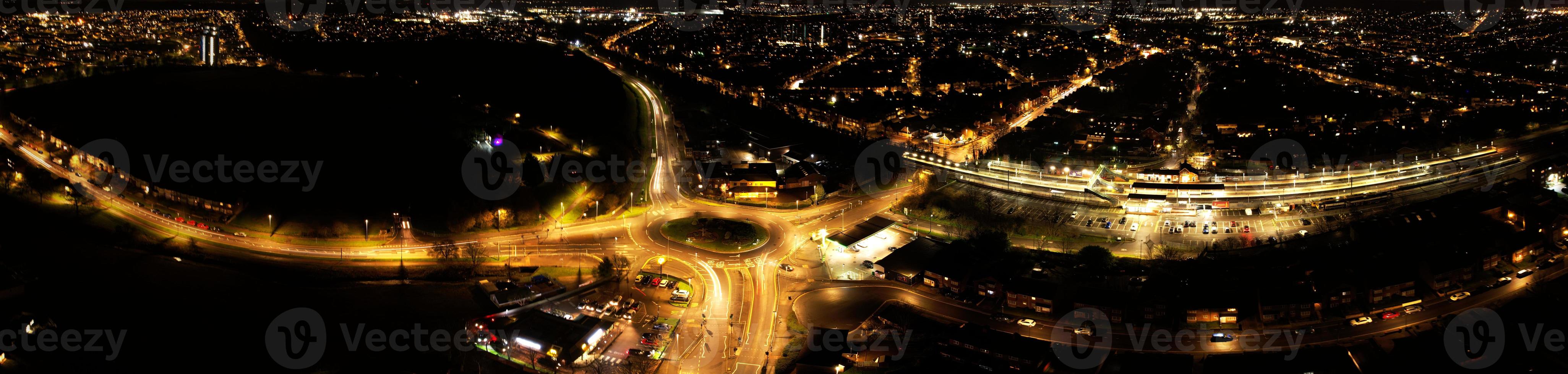 hermosa vista aérea nocturna de la ciudad británica, imágenes de drones de gran ángulo de la ciudad de luton en inglaterra reino unido foto
