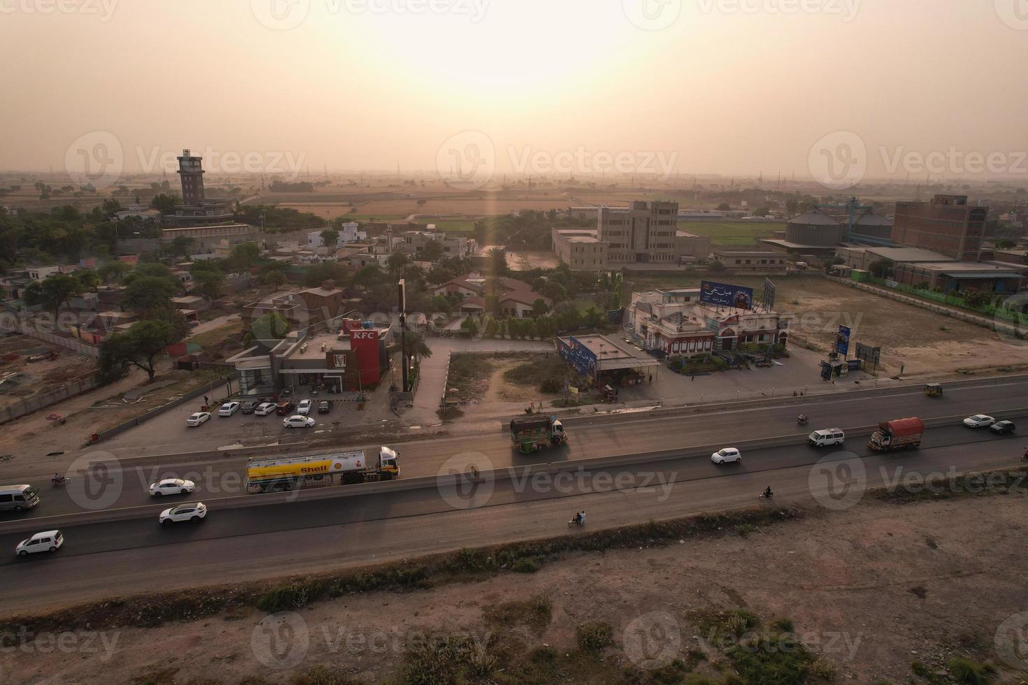 vista aérea de ángulo alto de la aldea de kala shah kaku y el polígono industrial de punjab, pakistán foto