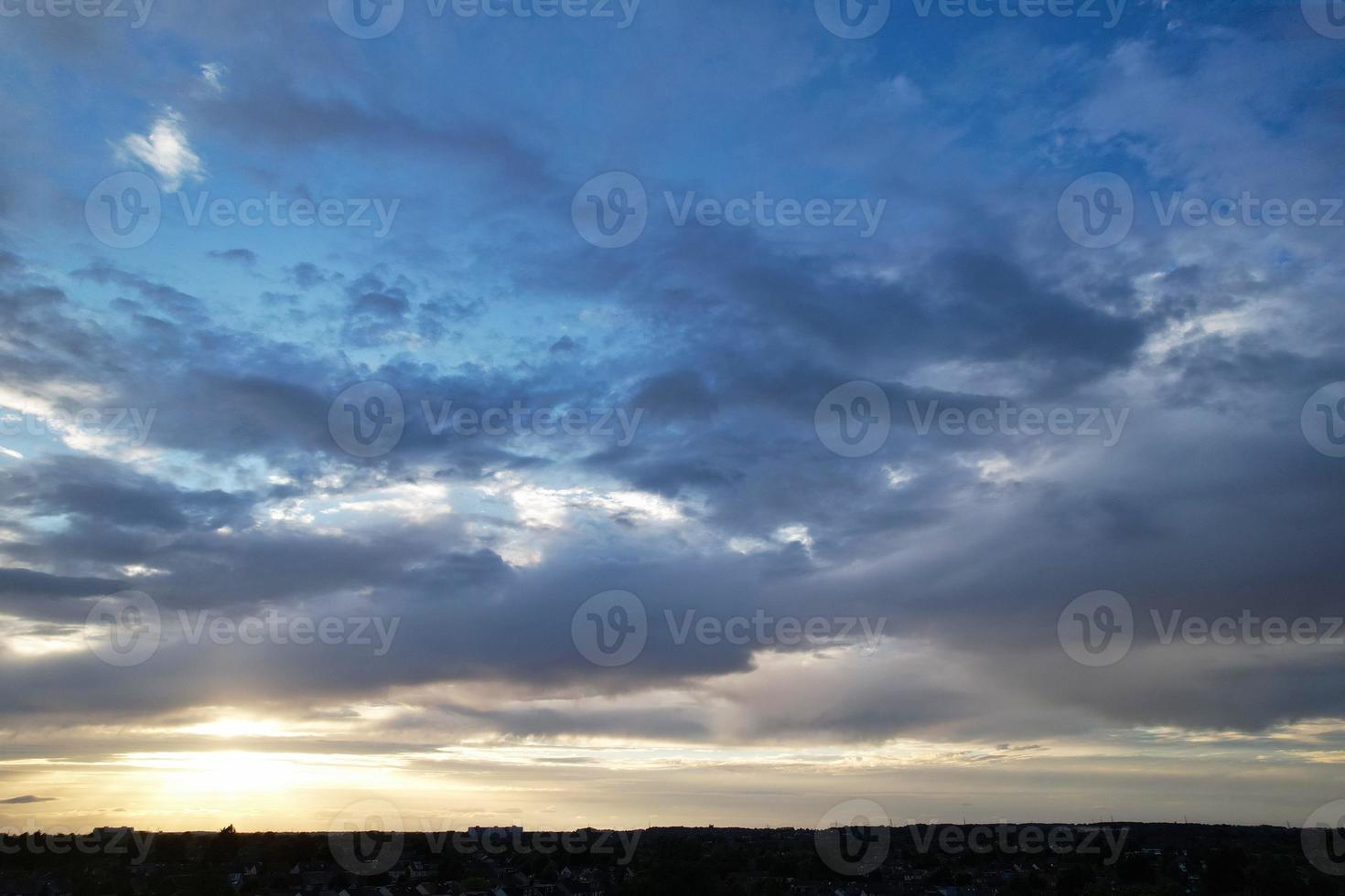 hermosa vista aérea de las nubes al atardecer sobre la ciudad de luton de inglaterra gran bretaña foto