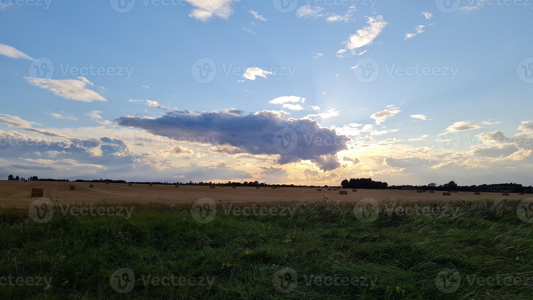 hermosa y hermosa escena de la puesta de sol en Inglaterra, paisaje británico foto