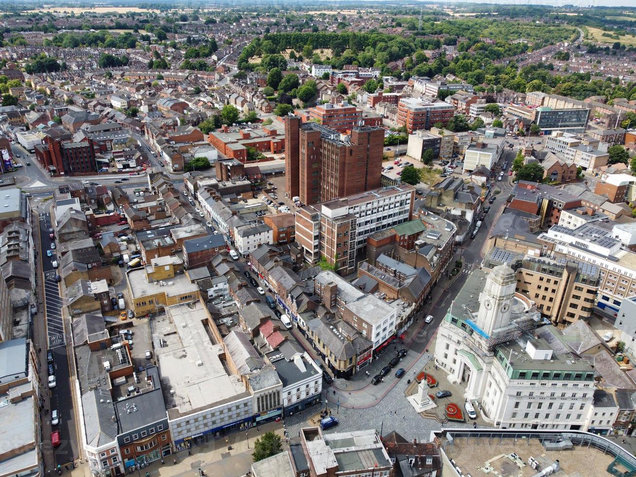 vista aérea y material de archivo en ángulo alto del centro de la ciudad británica de luton, inglaterra, reino unido. foto