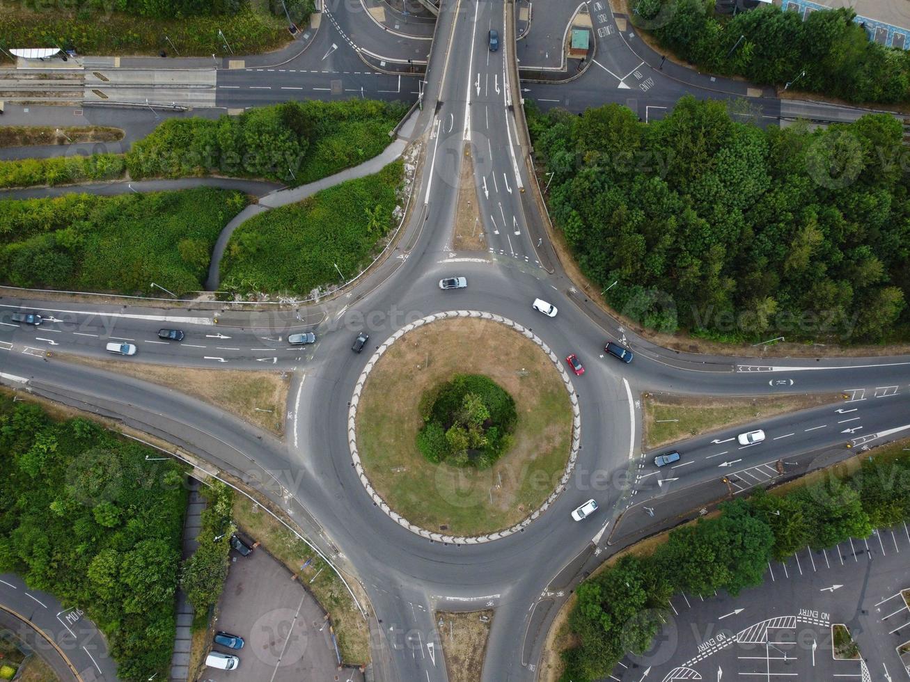 vista aérea de ángulo alto de carreteras británicas y autopistas de alta velocidad en la ciudad de luton de inglaterra reino unido foto