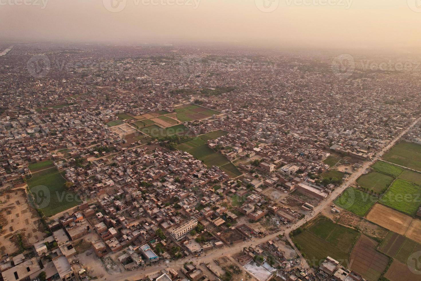 vista de ángulo alto de la ciudad de gujranwala y casas residenciales en antena congestionada de punjab pakistán foto