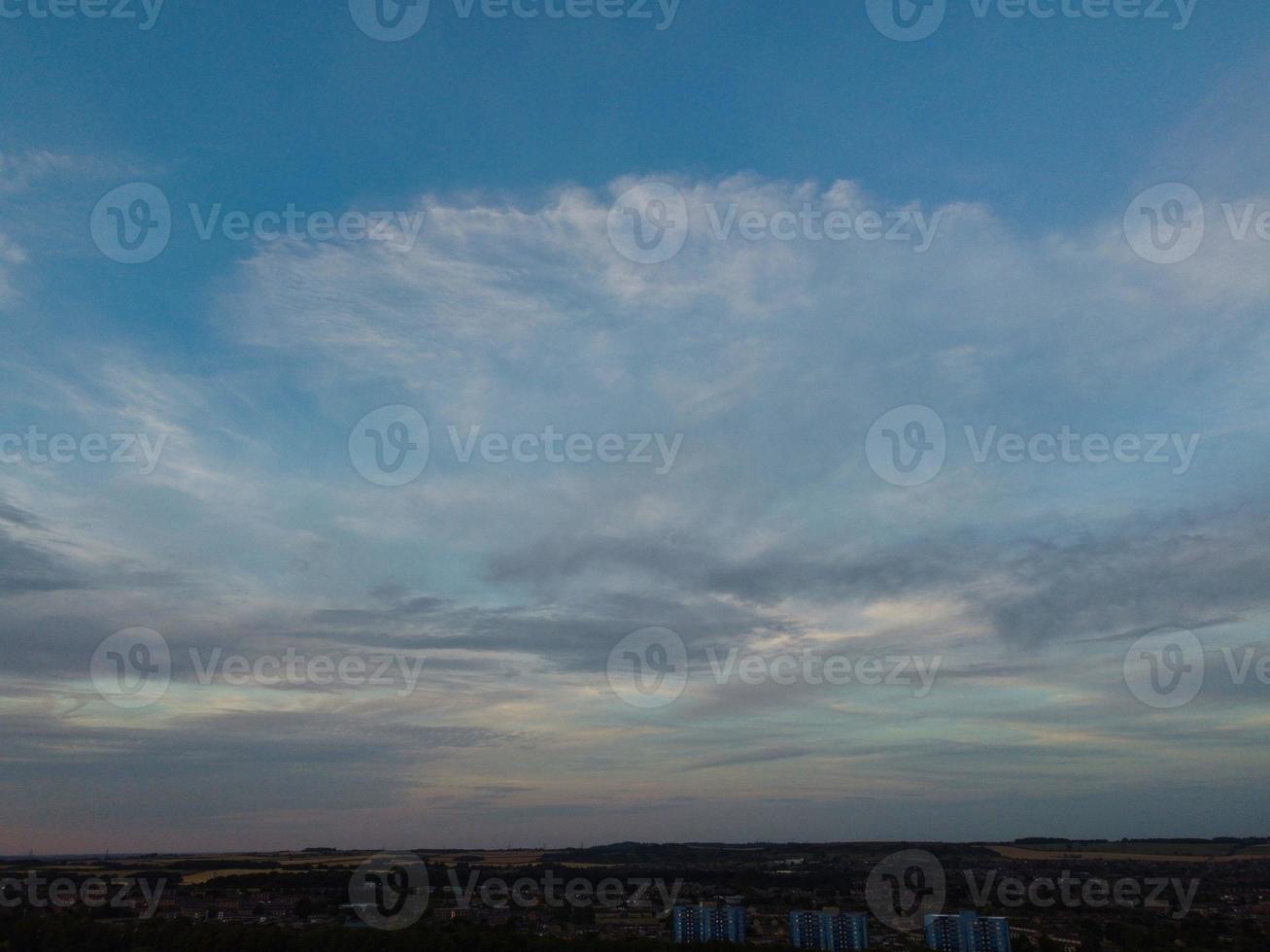 vista aérea de la ciudad de luton de inglaterra reino unido al atardecer, imágenes de alto ángulo de nubes coloridas tomadas por drones foto