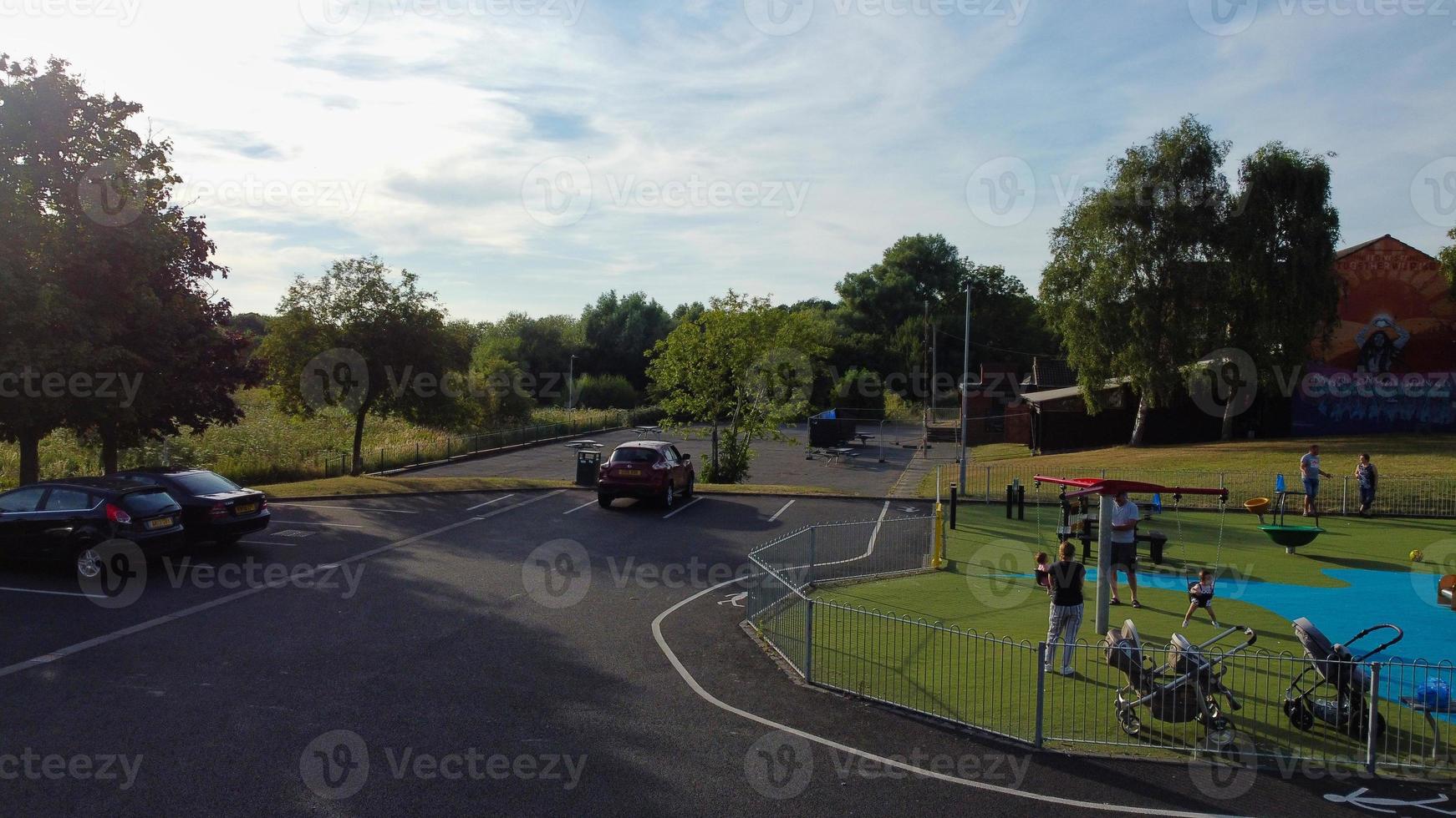 Imágenes de alto ángulo de casas y edificios en london luton town y vista aérea de la estación de tren de leagrave foto