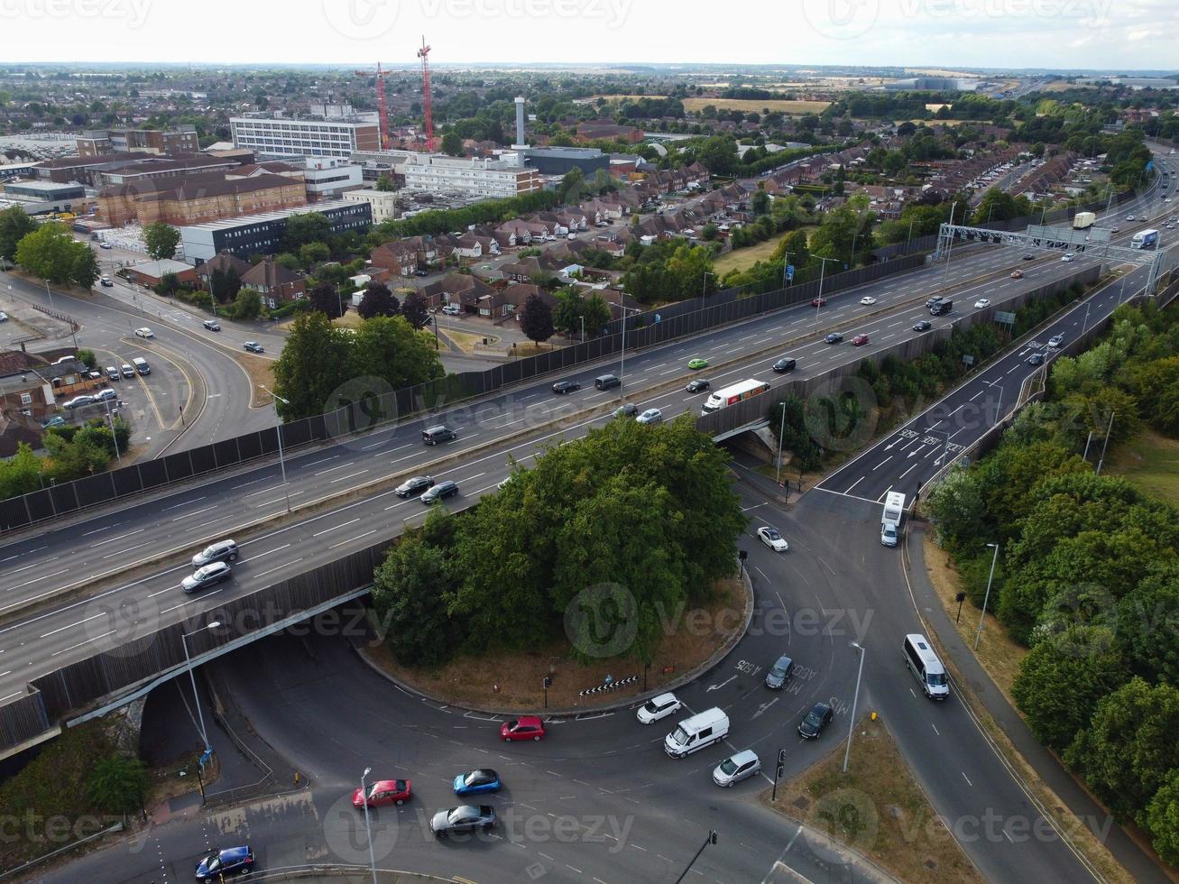 vista aérea de ángulo alto de carreteras británicas y autopistas de alta velocidad en la ciudad de luton de inglaterra reino unido foto