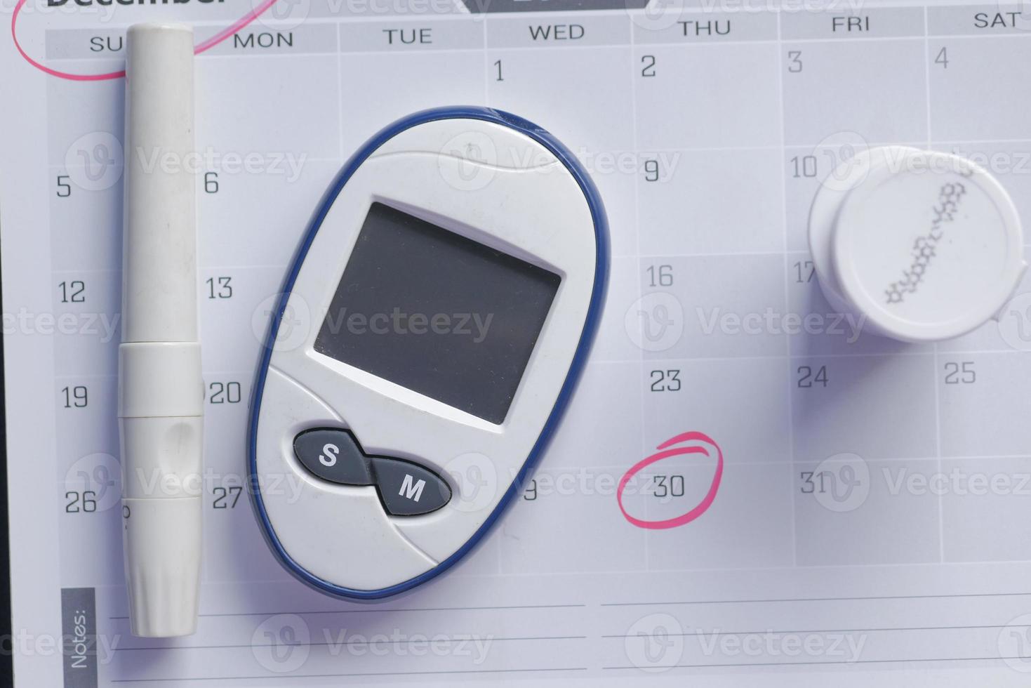 herramientas de medición diabética en una vista superior del calendario foto
