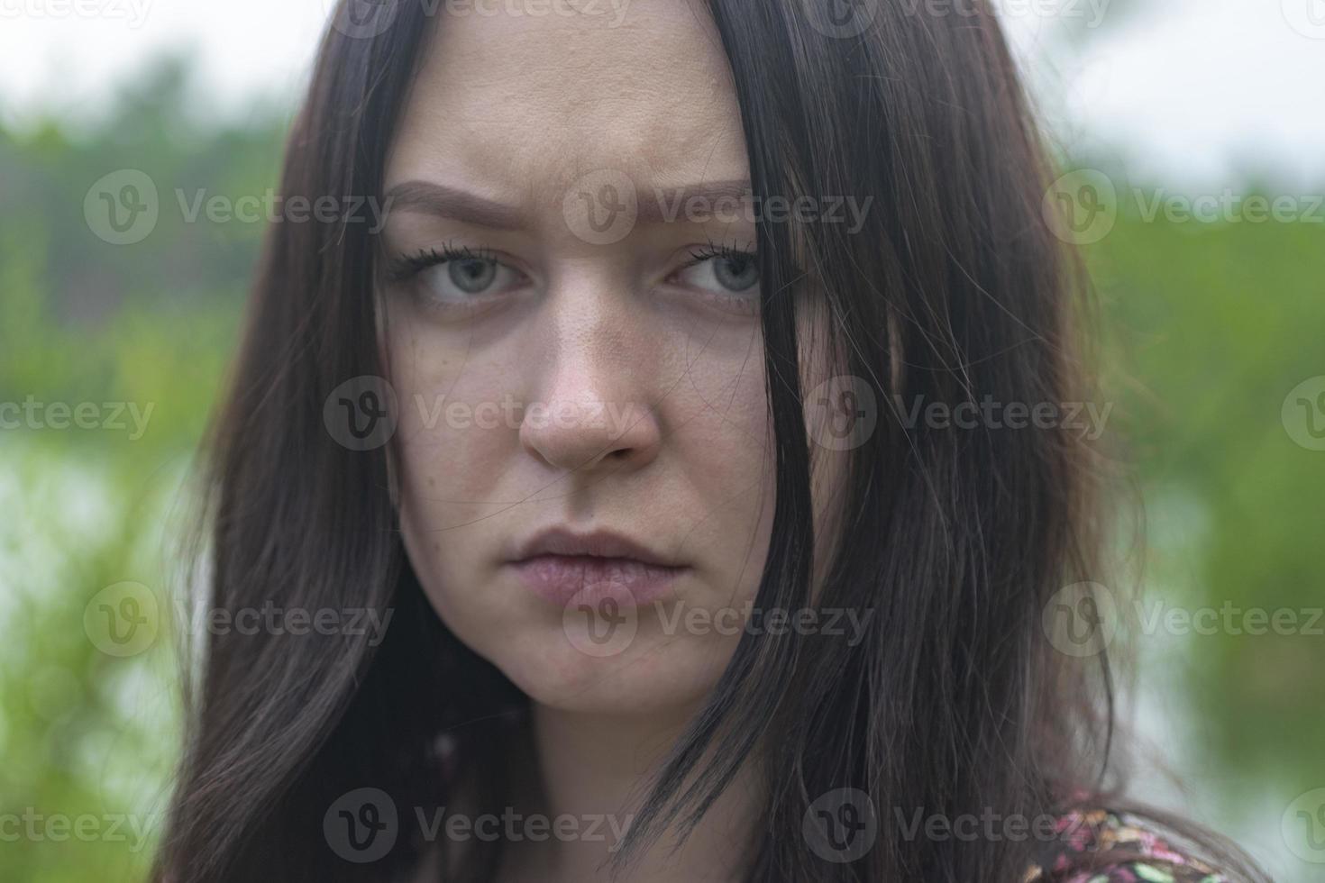 cerrar retrato joven y bella mujer. foto