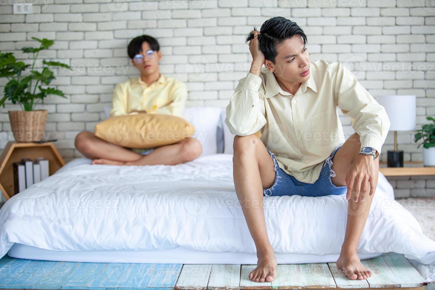 las parejas gays asiáticas están peleando, enojadas o tristes en la cama en  casa, concepto lgbtq. 10279669 Foto de stock en Vecteezy