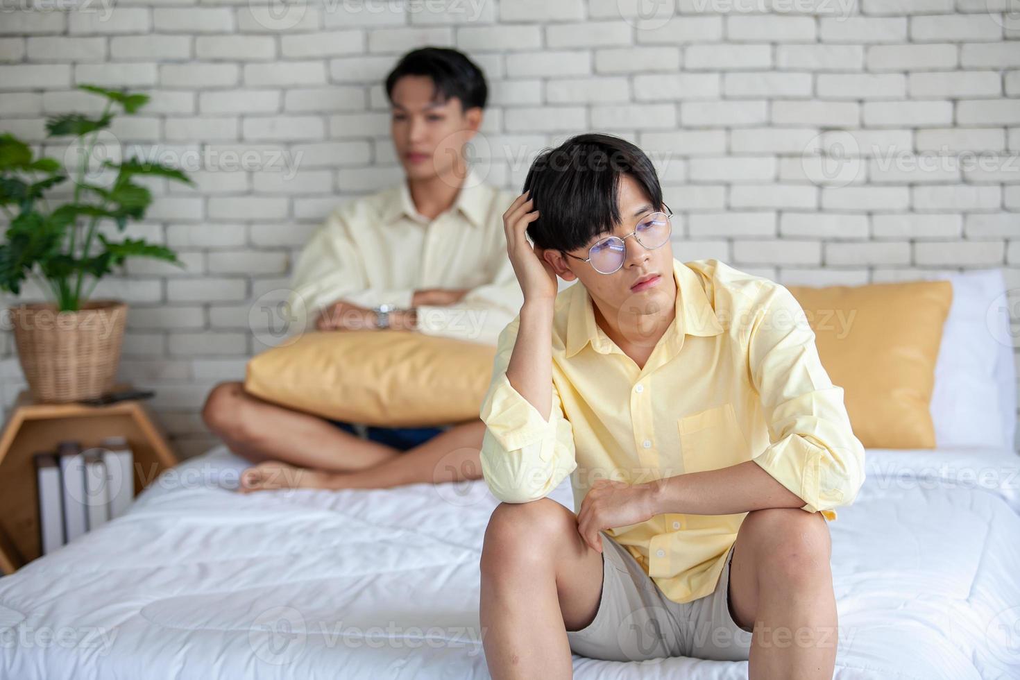 las parejas gays asiáticas están peleando, enojadas o tristes en la cama en casa, concepto lgbtq. 10279960 Foto de stock en Vecteezy las parejas gays asiáticas están peleando, enojadas o tristes en la cama en casa, concepto lgbtq. 10279960 Foto de stock en Vecteezy