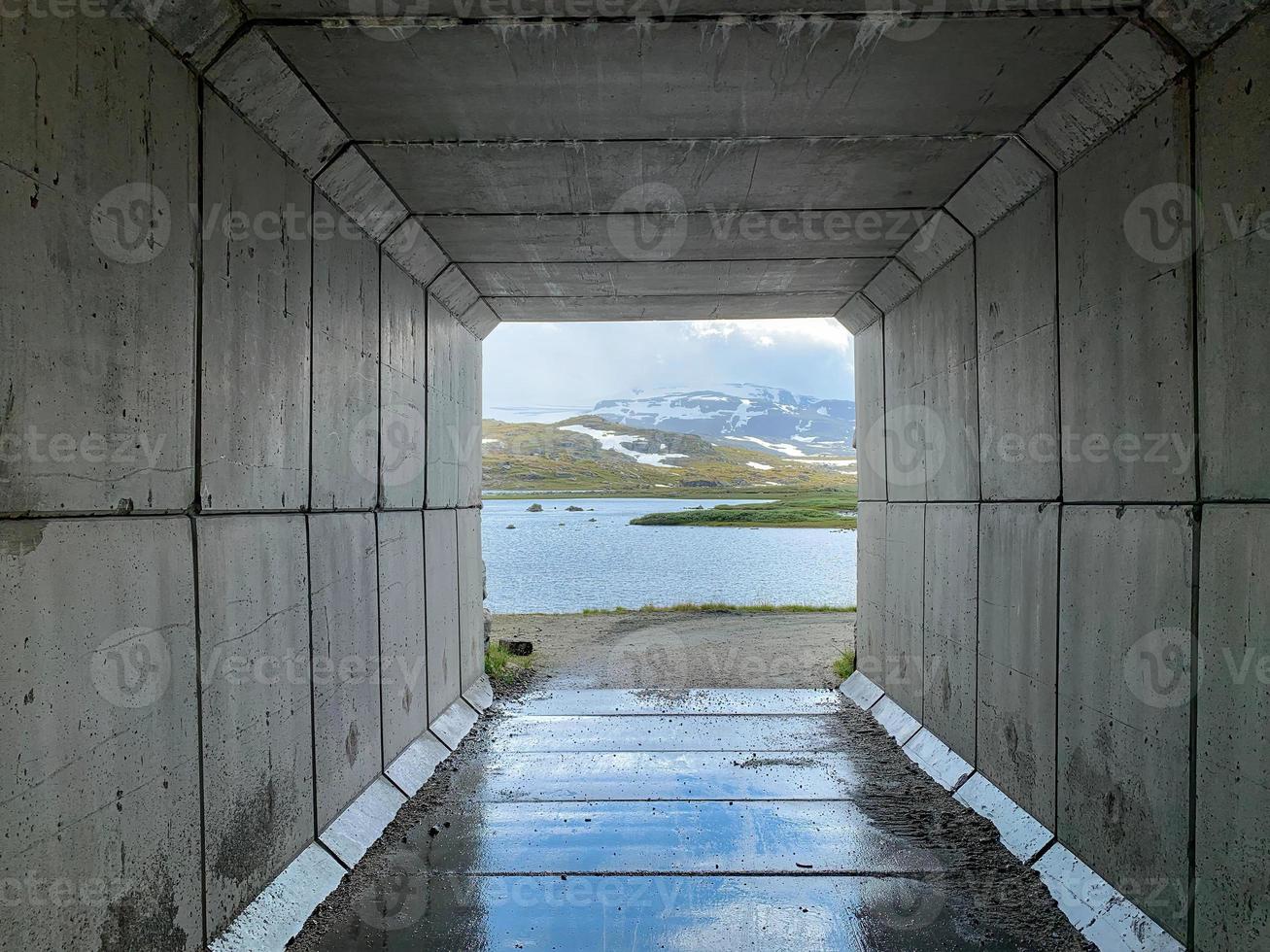valle de montaña visto a través de un pequeño túnel en noruega 2 foto