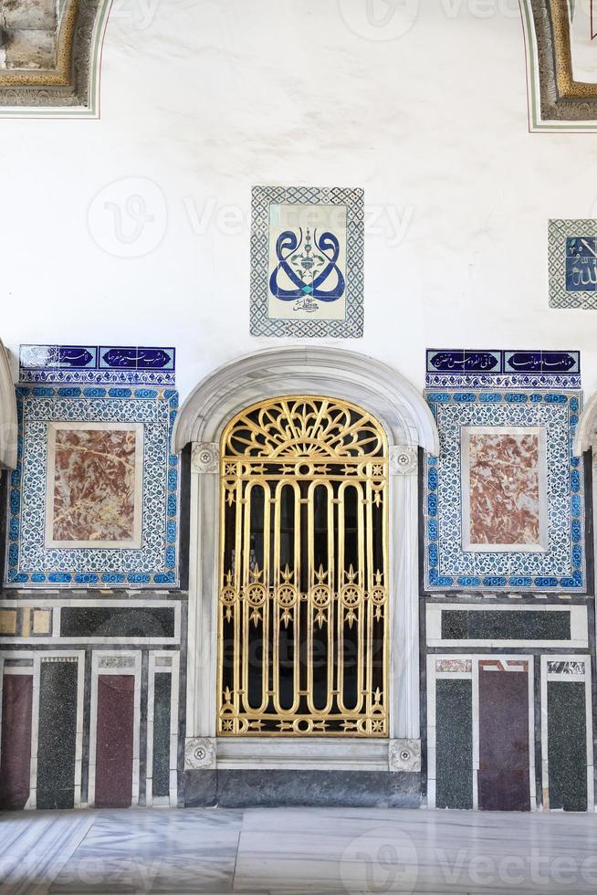 ventana en el palacio de topkapi, estambul, turquía foto