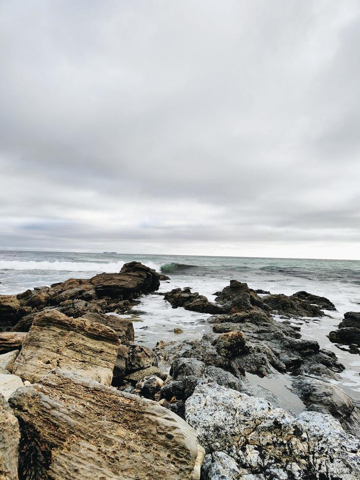 Waves hitting the rocks at the beach 10281301 Stock Photo at Vecteezy