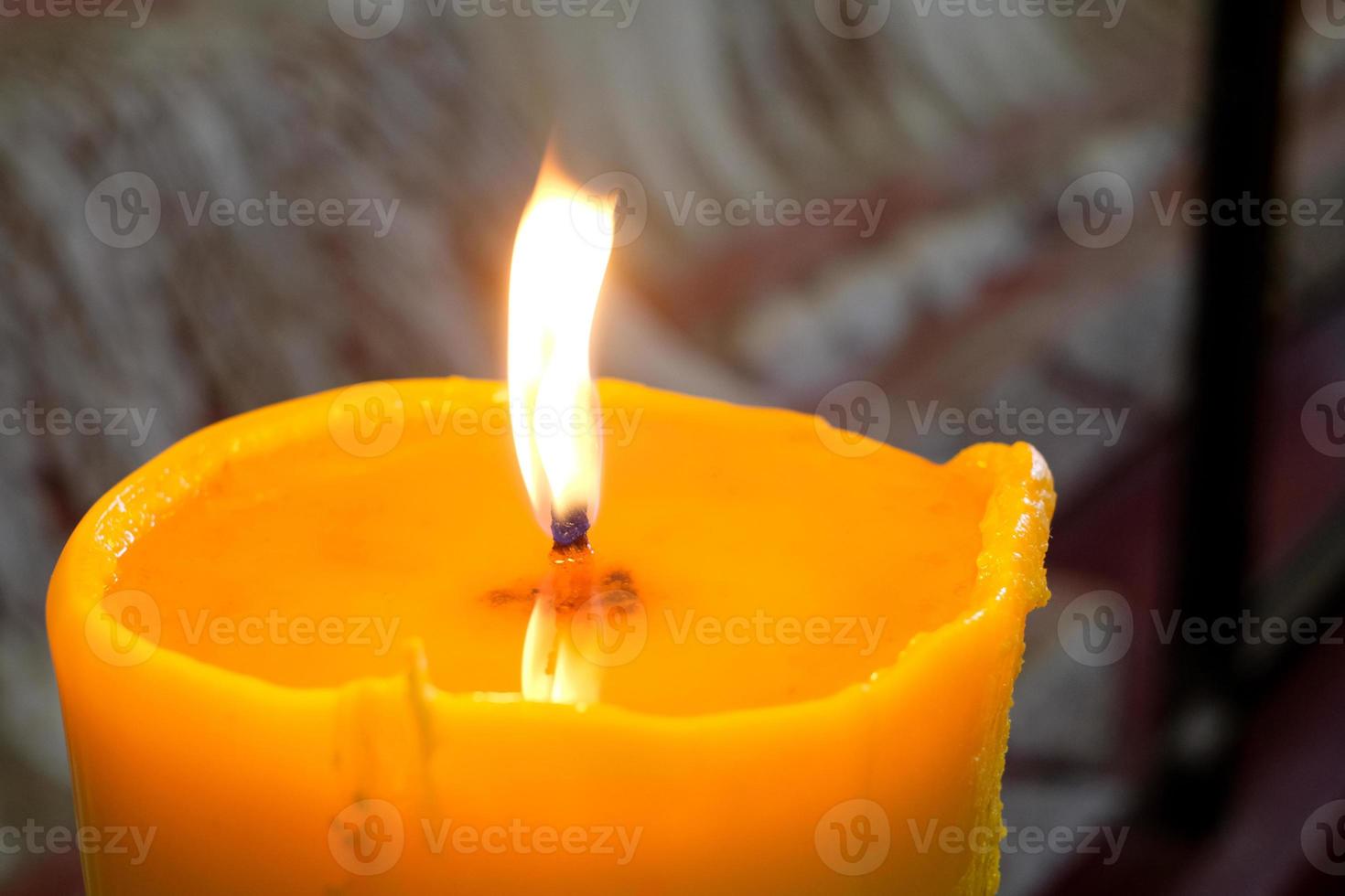 primer plano de velas ig que se encienden en la oscuridad, luz sagrada, velas encendidas en la superficie oscura. día de la memoria foto