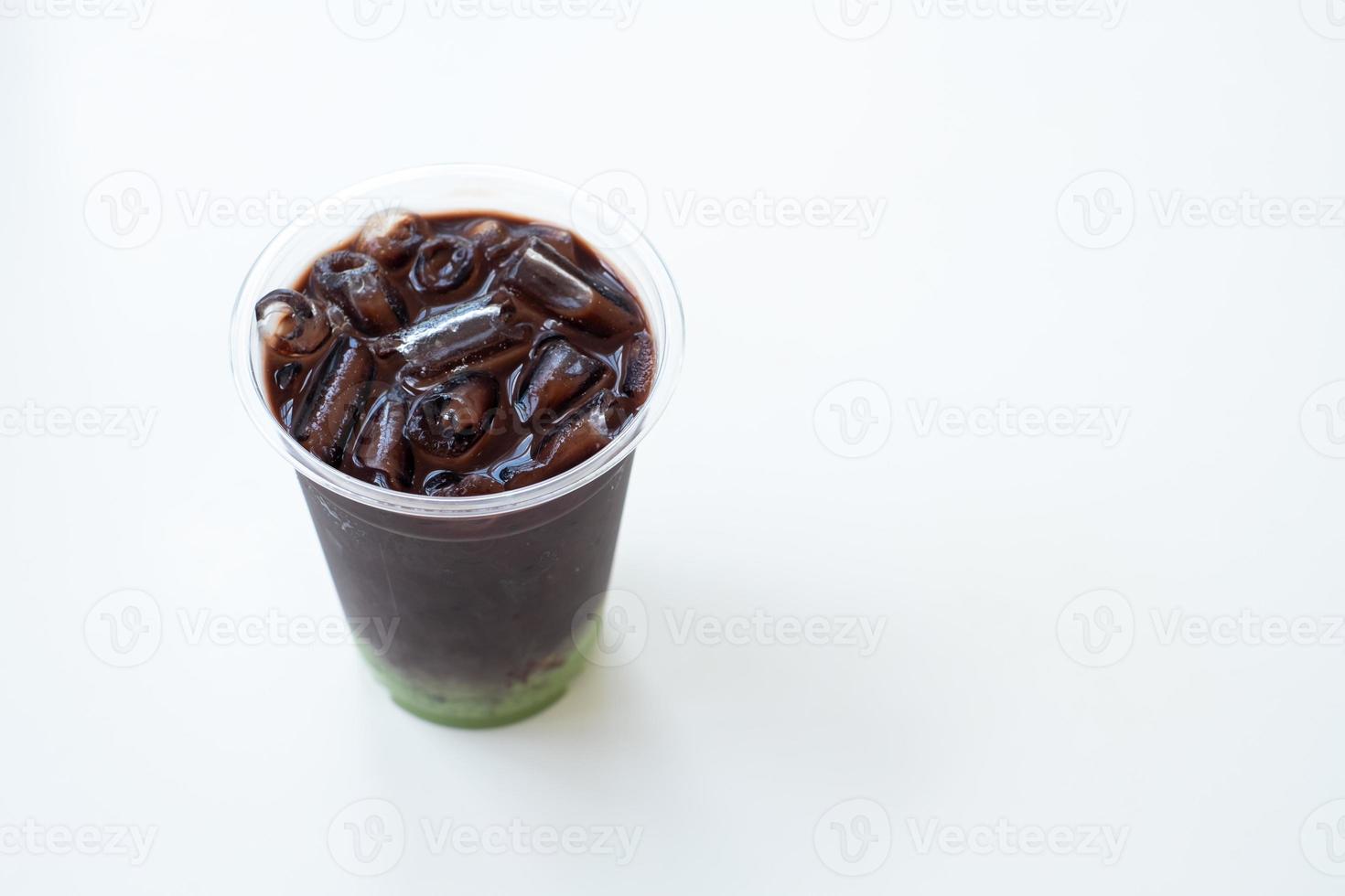 coco, chocolate helado en la taza aislado sobre fondo blanco, concepto de comida, bebida y salud, espacio de copia foto