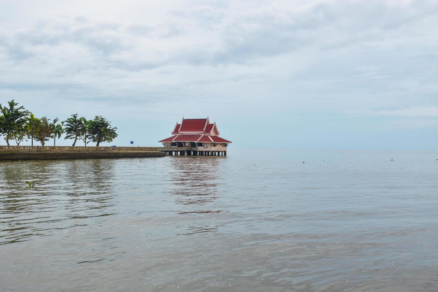 arquitectura en medio de un lago en phathhalung foto