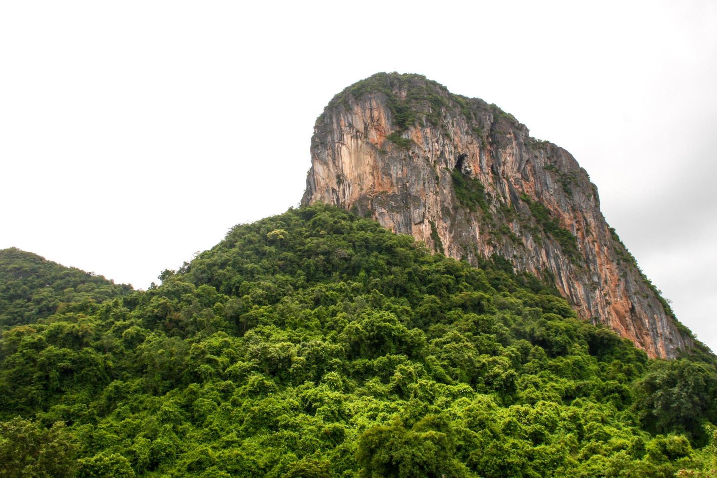 naturaleza de belleza de montaña alta en phaatthalung sur de tailandia foto