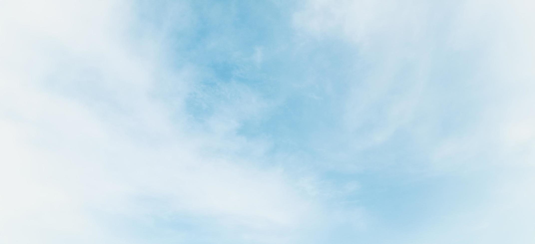 fondo de cielo brillante y fondo de nubes delgadas, nubes de cielo, cielo azul y nubes blancas flotan en el cielo en un día claro. foto