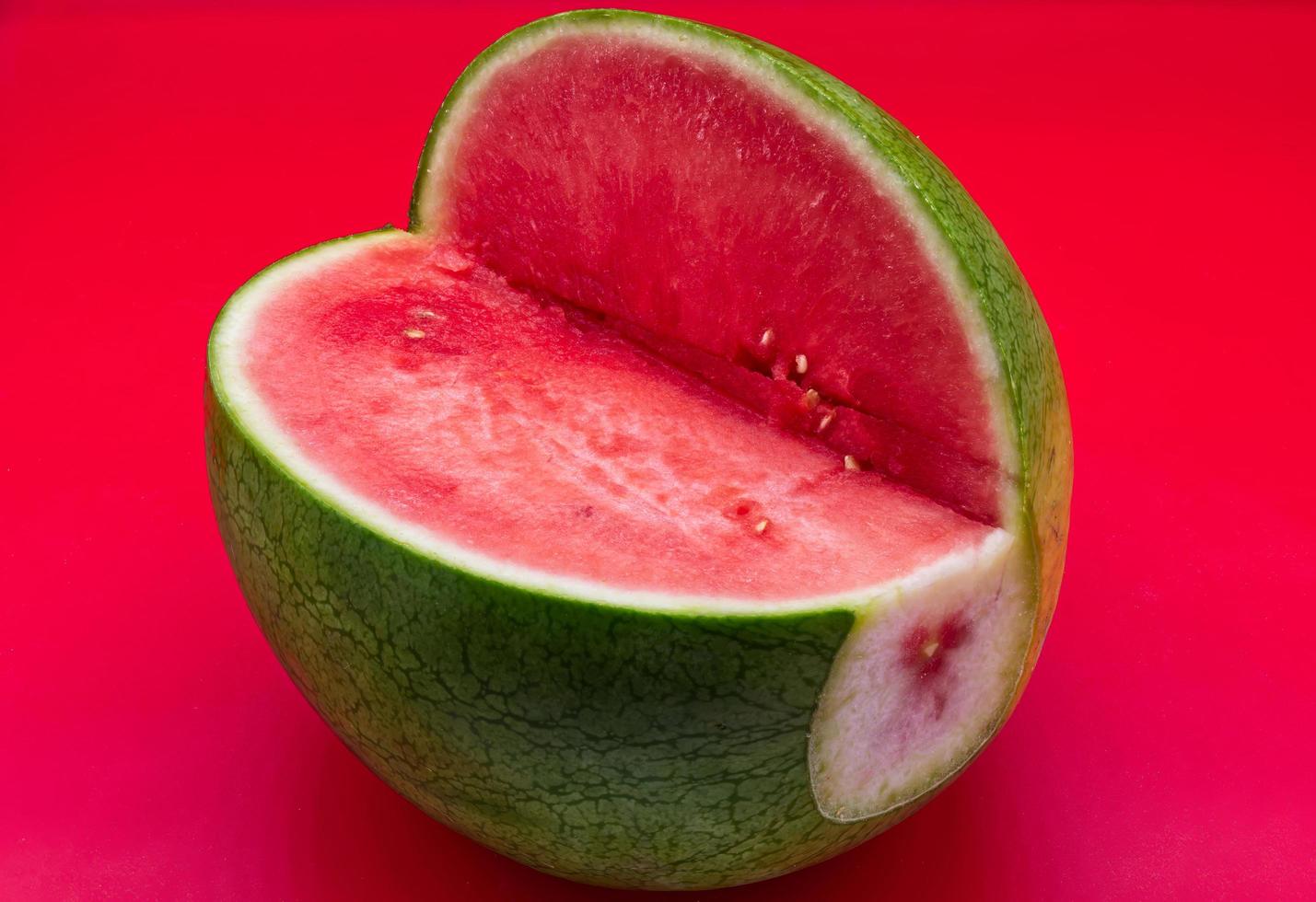 sandía fresca aislada sobre fondo rojo. fruta fresca de verano. foto