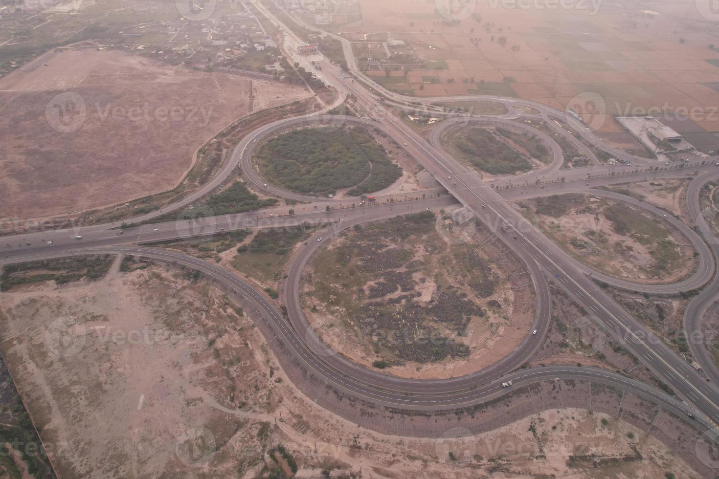 material de archivo en ángulo alto y vista aérea de las autopistas paquistaníes m2 en el intercambio de kala shah kaku con gt road lahore, la aldea industrial de punjab foto