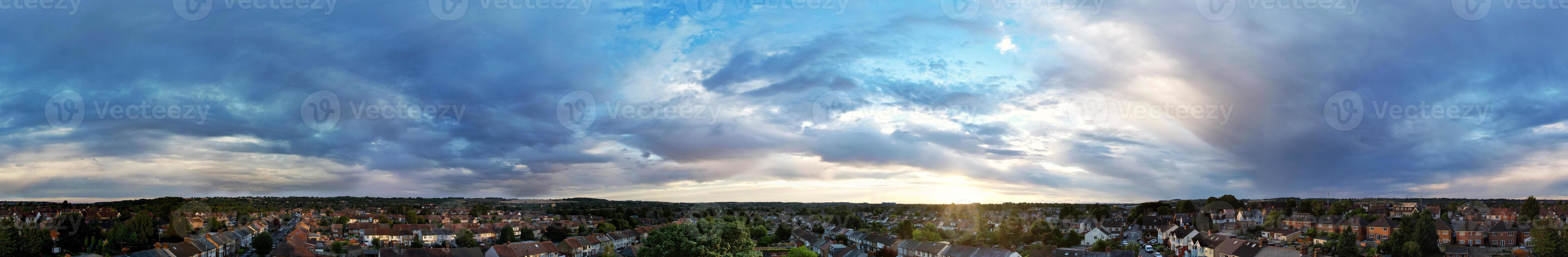 hermosa vista panorámica aérea de las nubes al atardecer sobre la ciudad de luton de inglaterra gran bretaña foto