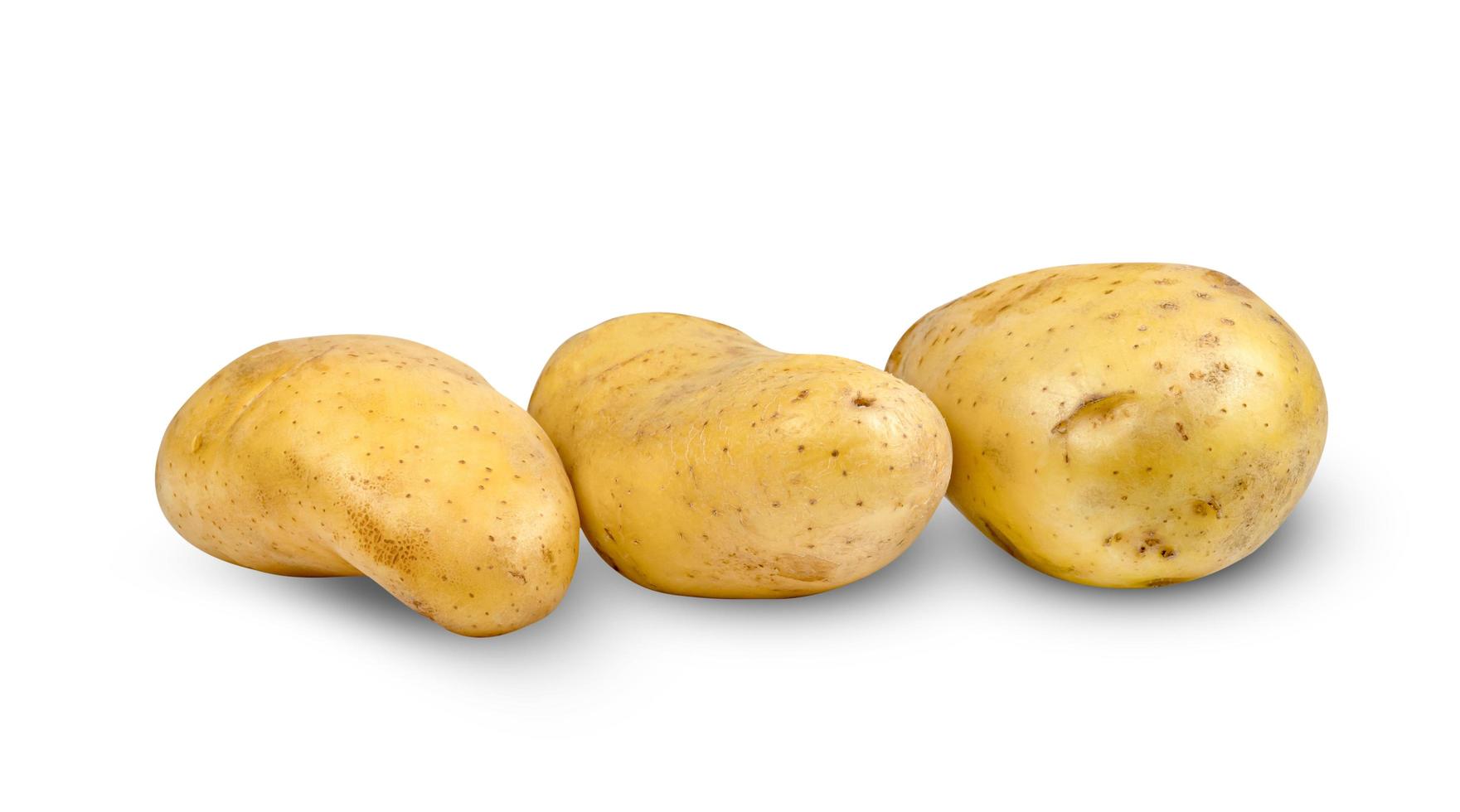 Patatas aisladas sobre fondo blanco, incluyen trazado de recorte foto