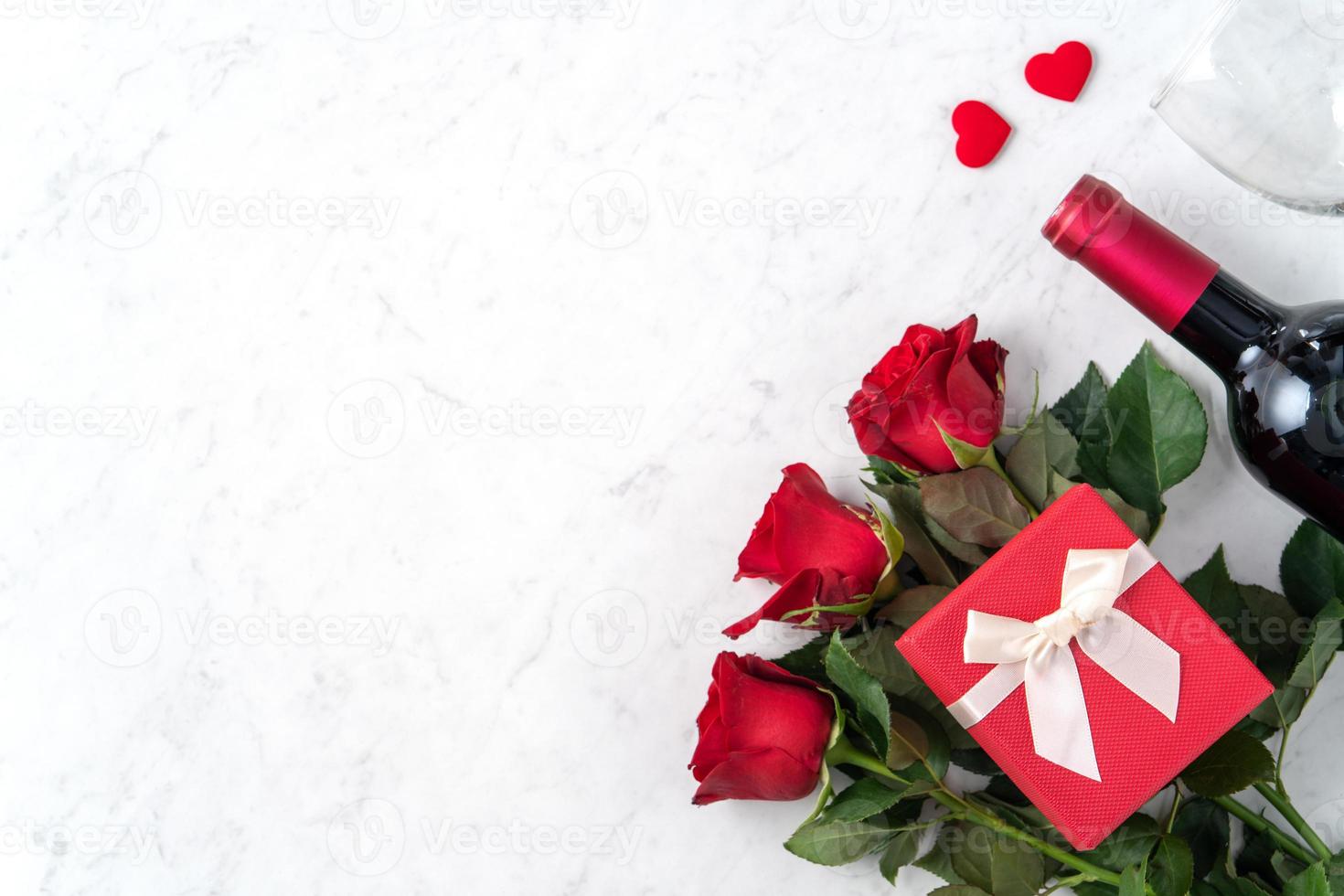 vista superior del regalo del día de san valentín con rosa y vino, concepto de diseño de comida festiva foto