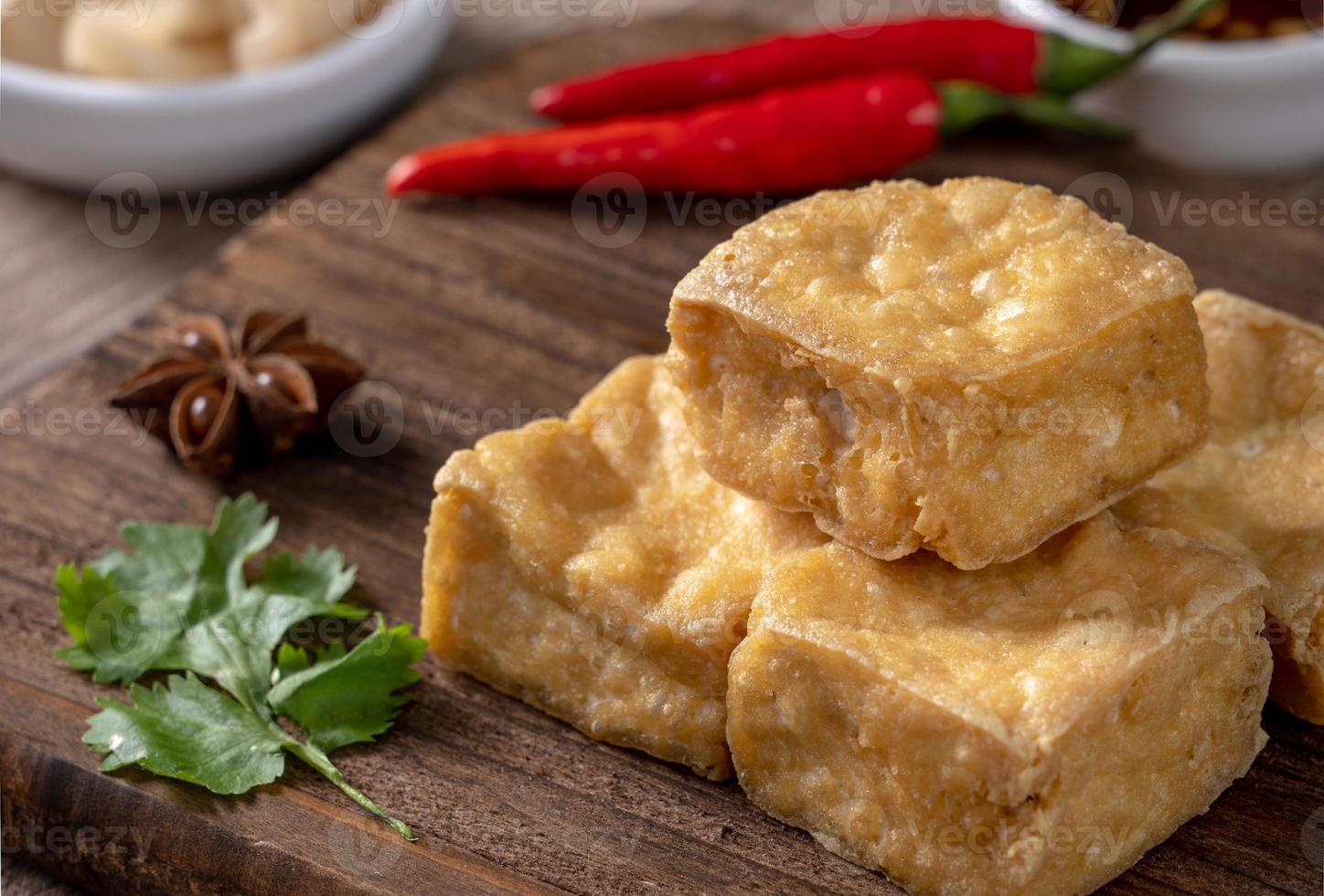 tofu apestoso frito con col en escabeche comida callejera en taiwán. foto