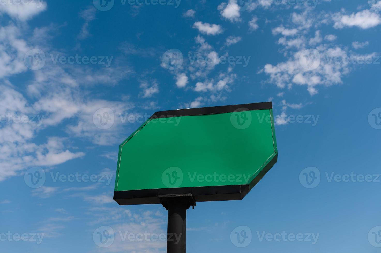 cartelera blanca en blanco con espacio para agregar su propio texto. fondo con nubes blancas y cielo azul para publicidad exterior, pancartas con camino de recorte foto