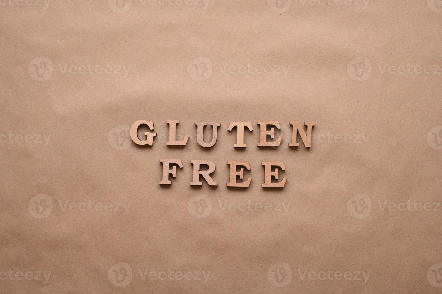 letras sin gluten sobre un fondo de papel. foto