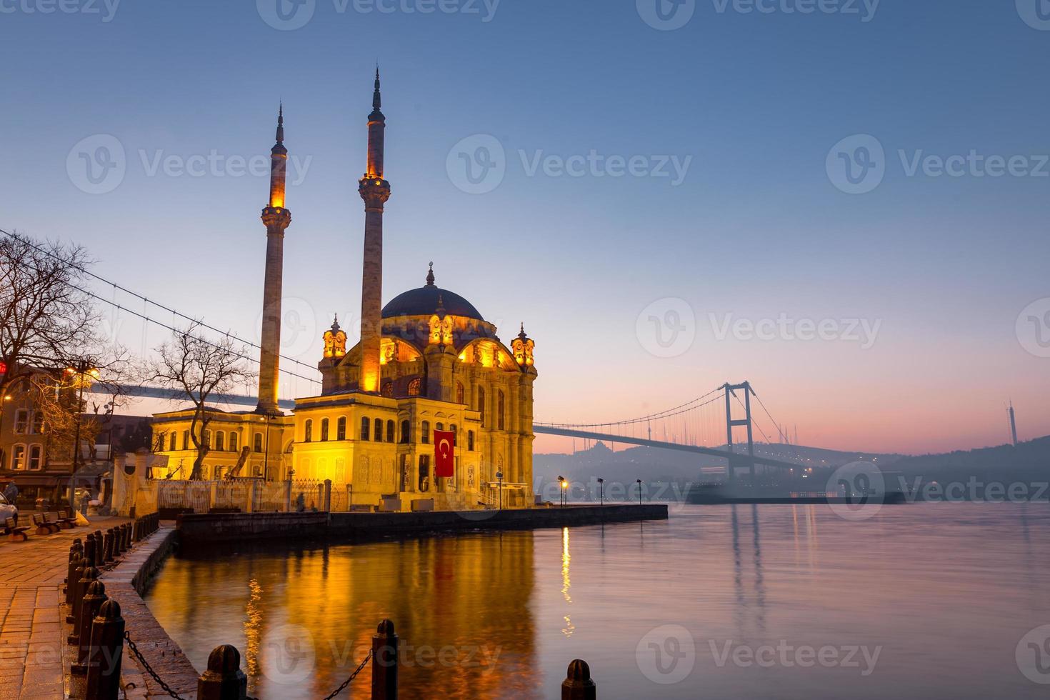 Mezquita Buyuk Mecidiye en el distrito de Ortakoy, Estambul, Turquía foto