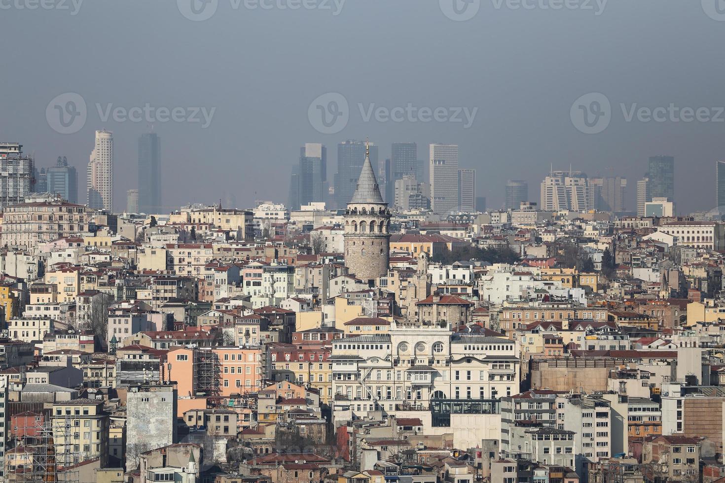 torre de galata en la ciudad de estambul foto