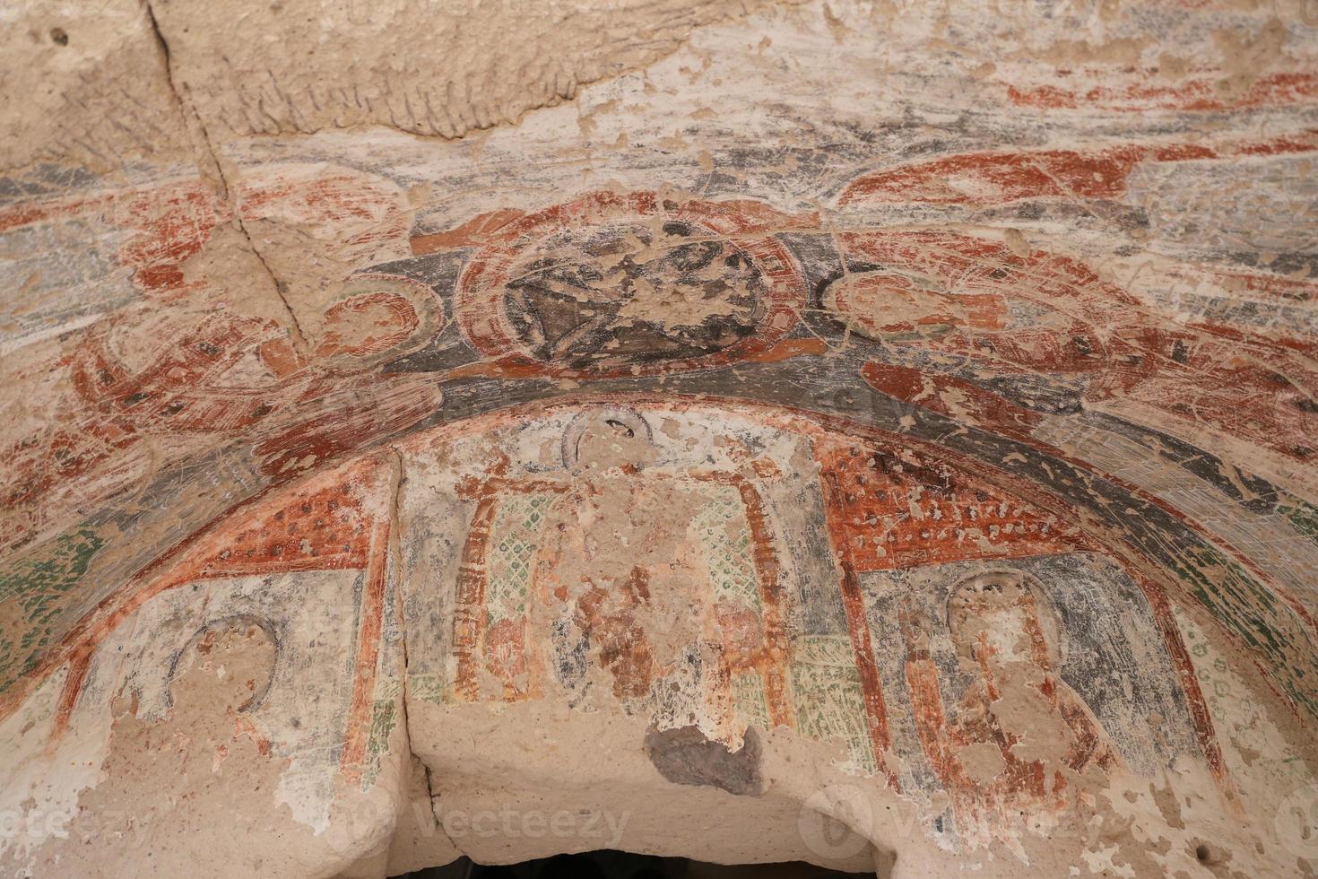 frescos en una iglesia rupestre en el valle de zelve, capadocia foto