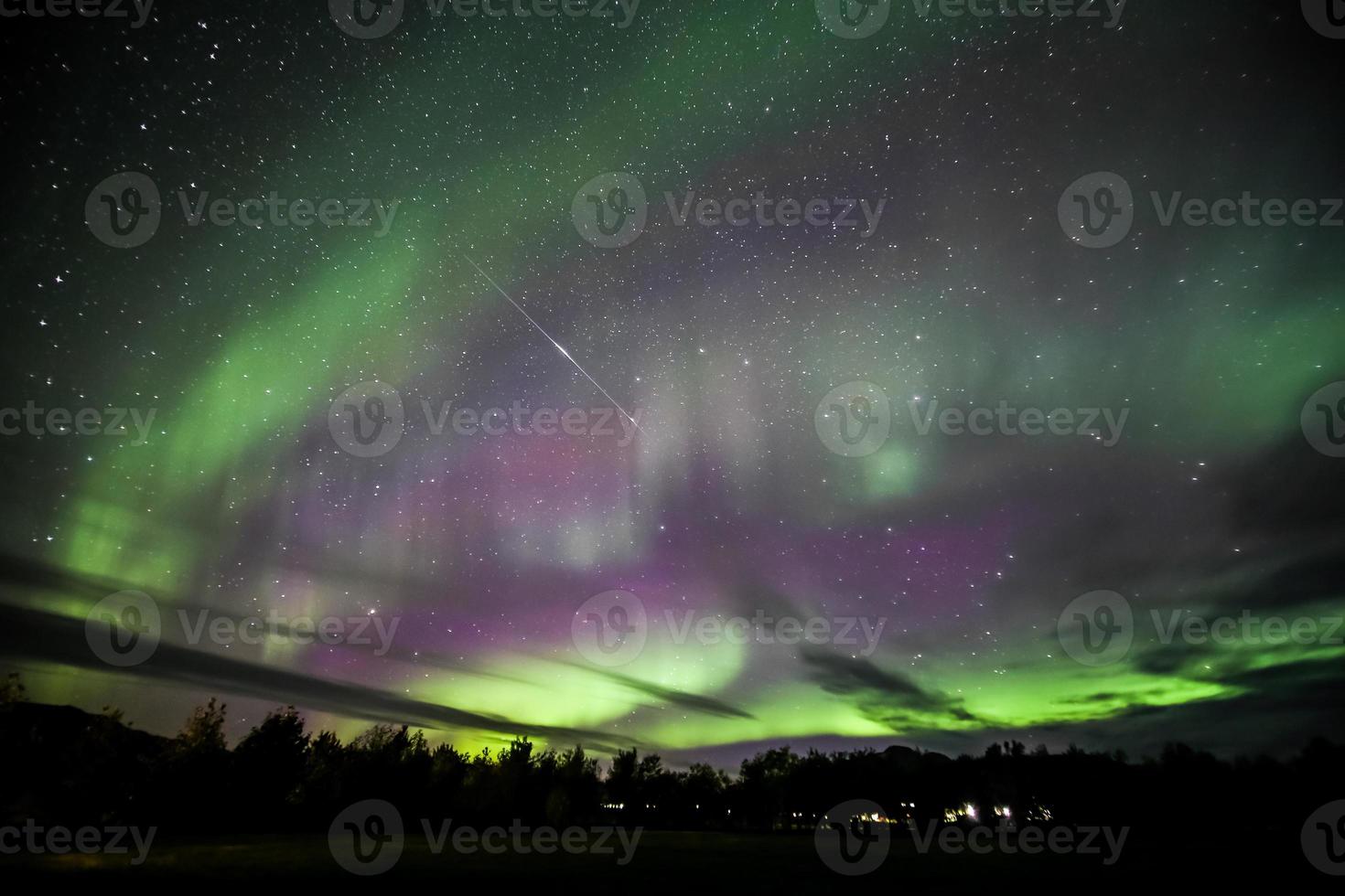 aurora boreal sobre islandia foto