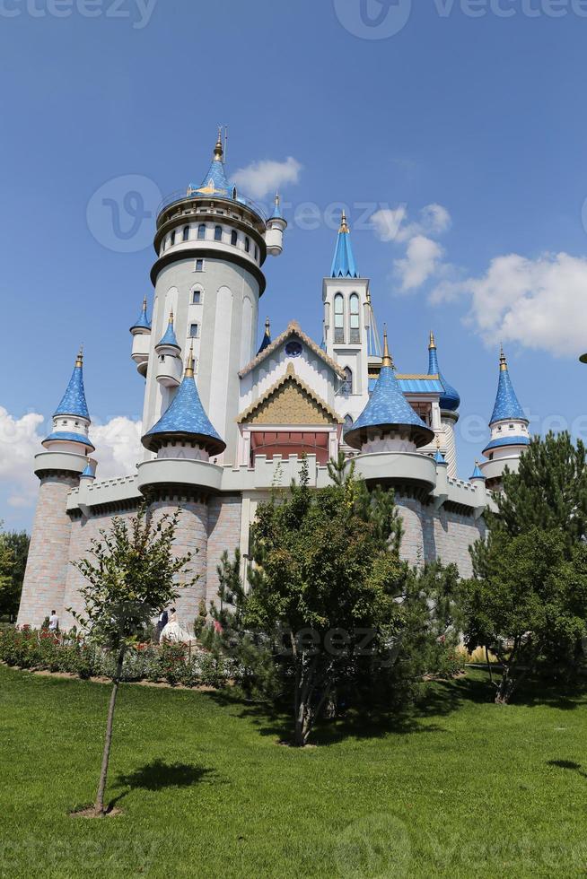 castillo de cuento de hadas en el parque científico, artístico y cultural de sazova en la ciudad de eskisehir foto