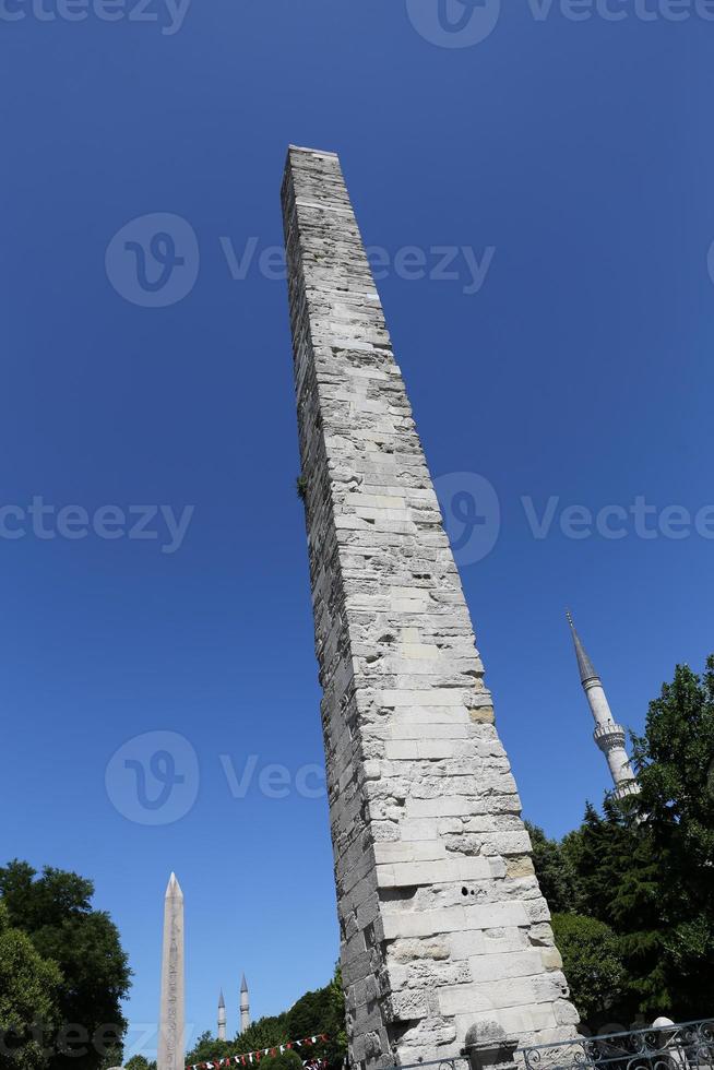 Obelisco amurallado en la plaza Sultanahmet, Estambul, Turquía foto
