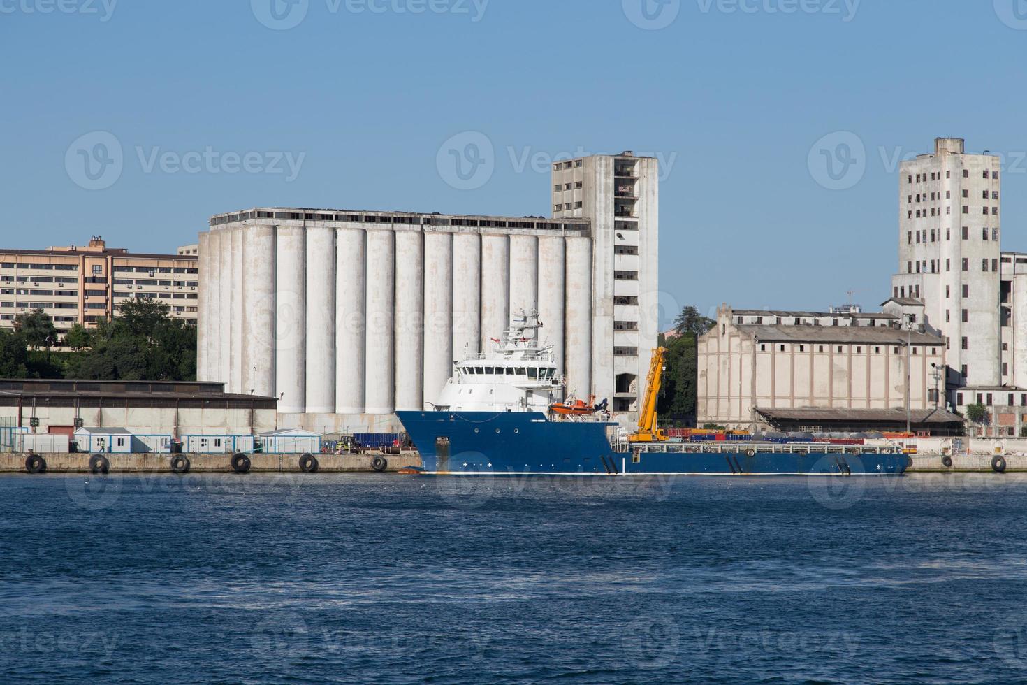 barco y silos foto