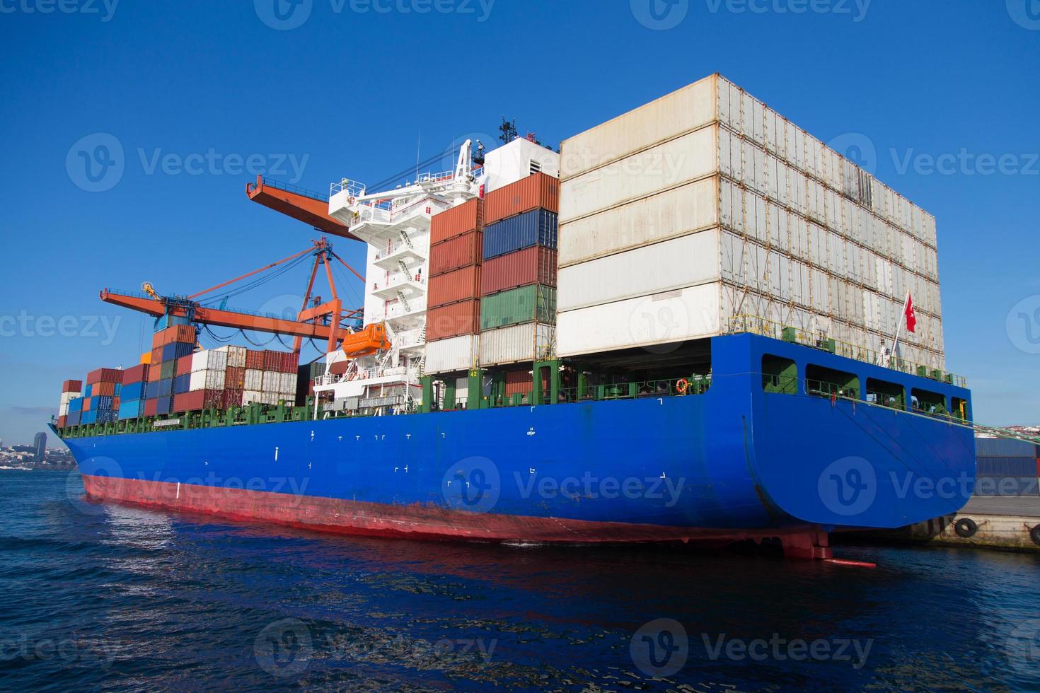 barco de contenedores se está cargando en un puerto foto