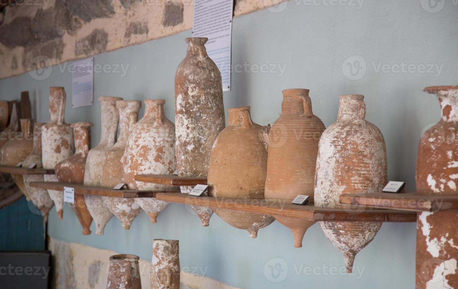 ánforas en el castillo de bodrum foto