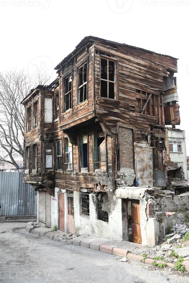 edificio viejo y abandonado foto