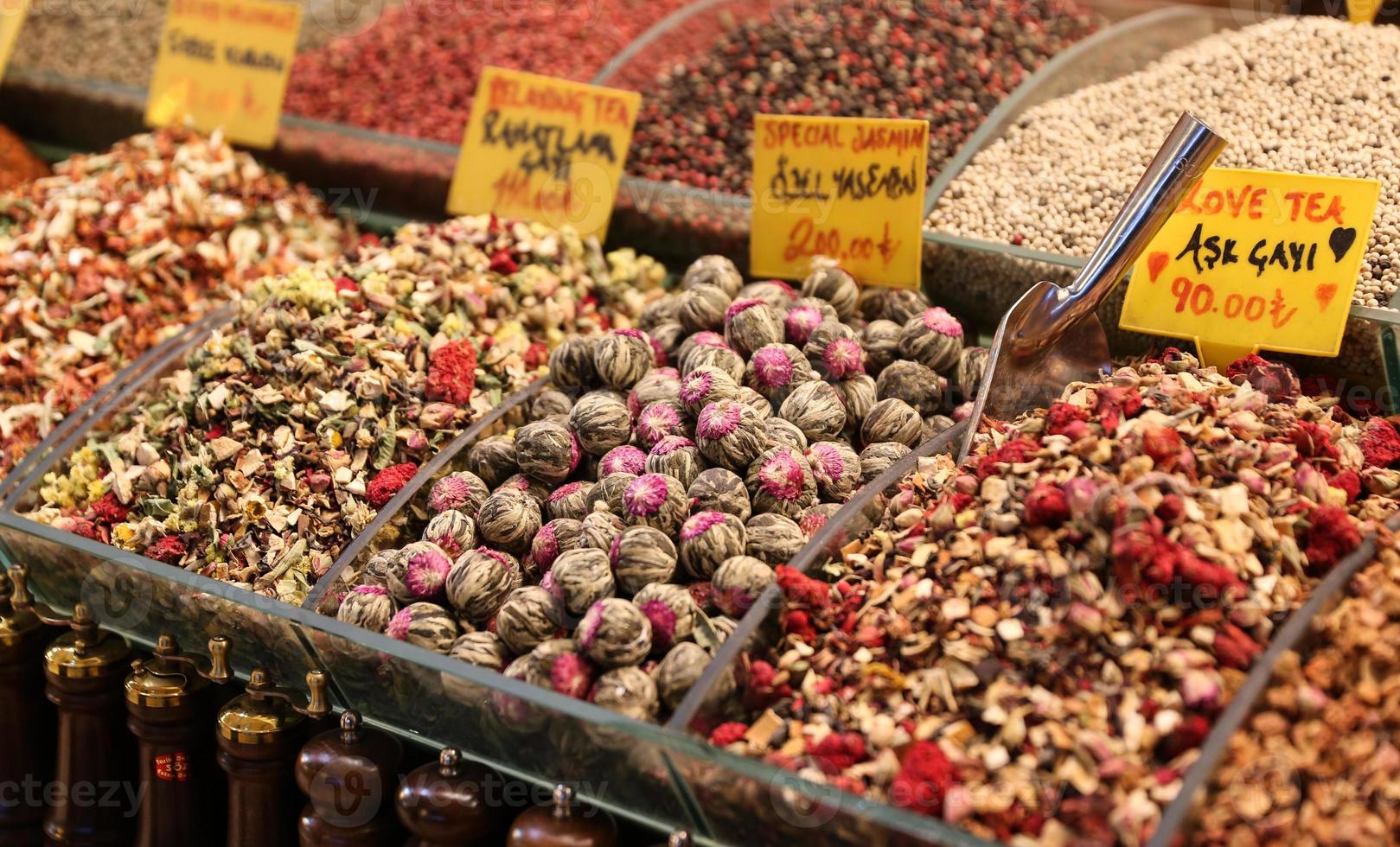 tés en el bazar de las especias, estambul foto